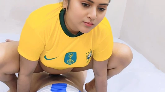 Your-Eshita. Üvey kız kardeş. Hintli bangla üvey kız kardeş futbol maçına bahis oynarken sikişiyor.