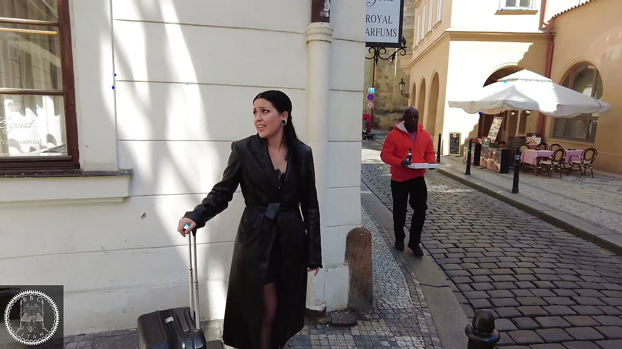İtalyan pawg Morea Black Amerikalı büyük zenci yarağı tarafından grup seks yapıyor