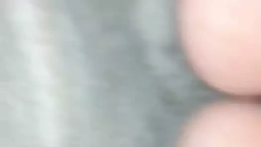 Kedi sürtme üzerinde the zemin banyo 1