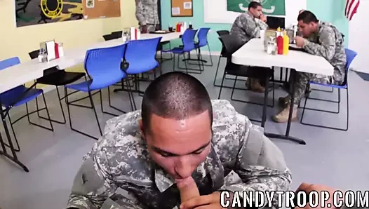 Buttfucked binbaşı askerlerinin mutlu olduğundan emin oldu