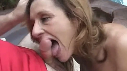 Küçük bir yarak kaybeden için havuz kenarında harika bir sakso