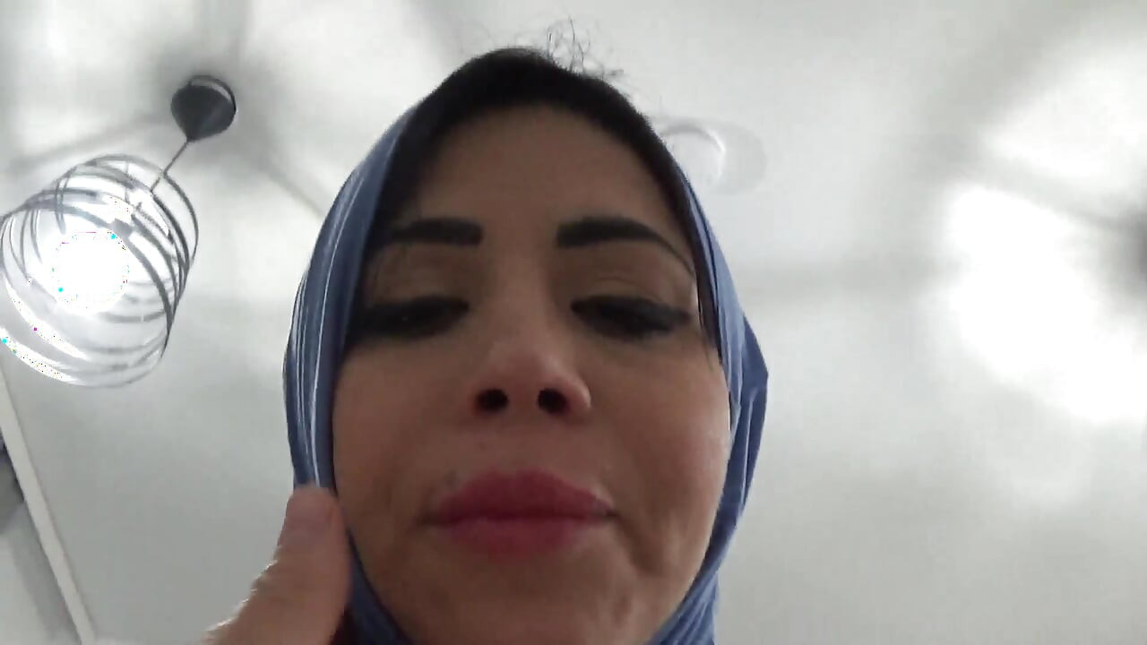 Azgın ve seksi büyük götlü Arap anneyi sikiyor