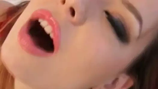 En seksi yalnız kız amcık oynama anının tadını çıkarıyor