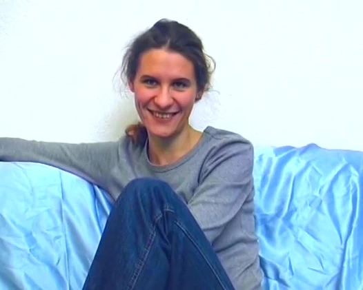 Güzel esmer Alman bebek kamera önünde amını gösteriyor