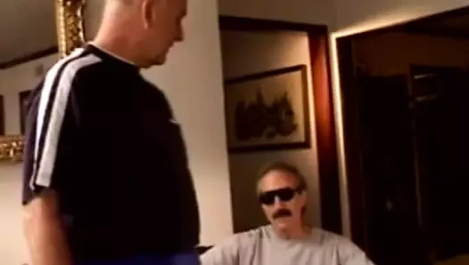 Kısa saçlı sarışın anneanne var swinger üçlü