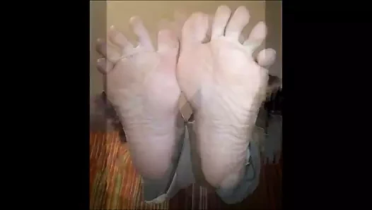 Soula seksi seksi (boyut 37) ayaklarını hareket ettiriyor