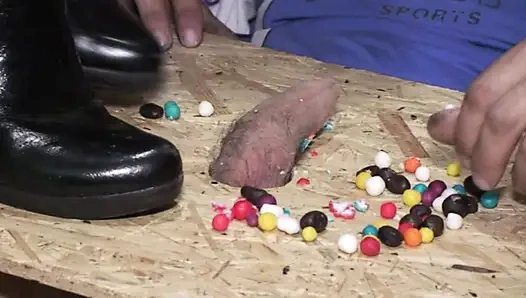 Penisin üstüne bas