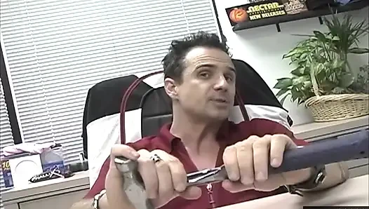 İri göğüslü sarışın orta yaşlı seksi kadın yağlanıyor ve havuz başında mastürbasyon yapıyor