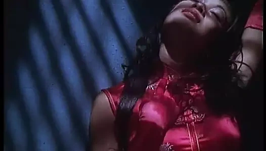 Sevimli sarışın yatıyor üzerinde the yatak alır horoz rammed içinde ona kedi sert ve derin