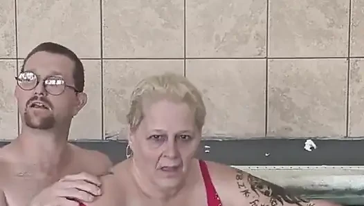 İri güzel kadın prenses yaramaz üvey babasıyla yarağını su altında emiyor