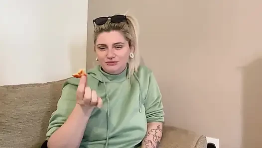 Hokey üvey annesinin şişkinliği ve üvey oğullarının en iyi arkadaşıyla sikişiyor