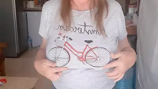 İri göğüslü en ateşli orta yaşlı seksi kadın Mariaold striptiz yapıyor ve vibratörle mastürbasyon yapıyor