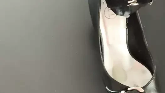 Adım oğlu anne topuklu üzerinde boşalan (sonunda boşalmak oyun)