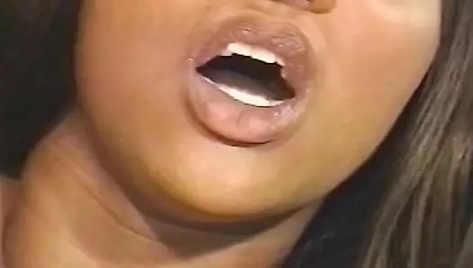 Erkeklerinin büyük zenci yarağıyla memnun oldu