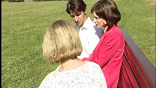 Erkek arkadaşım ve en iyi arkadaşımla açık havada