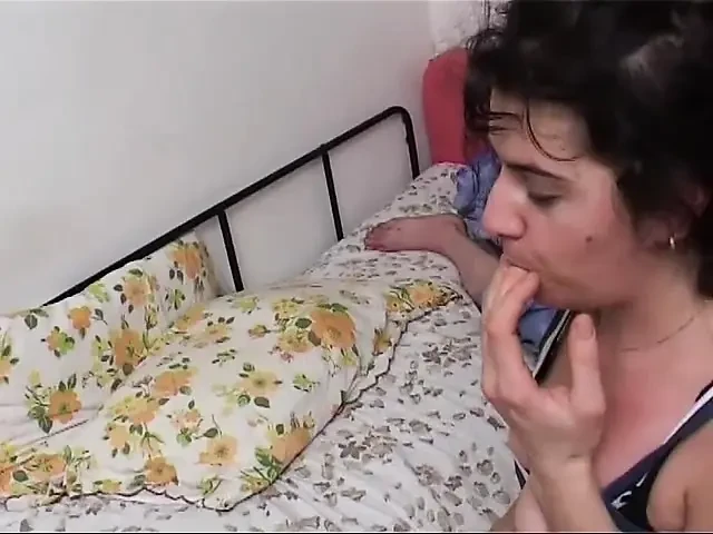 Amatör İtalyan esmer sulu bir sakso çekiyor