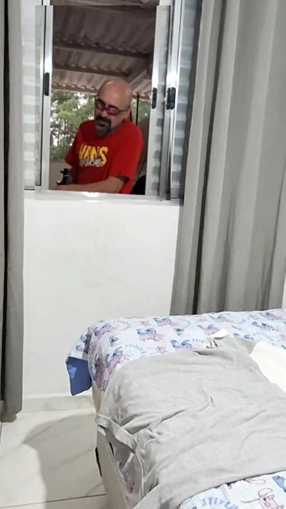 Gözleri bağlı evli kadınla eşek şakası... Aldatılan adam trol için komşusu aradı. | Klip 1