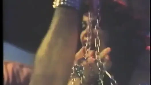 Seksi fahişeler iyi sürtükler gibi dizlerinin üzerinde yarak emiyor
