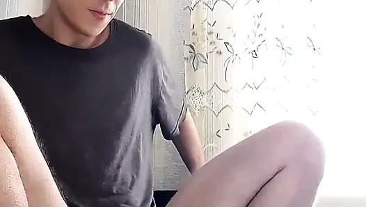 Seksi, ateşli, prety twink gergin götünü büyük, sert bir yarak üzerinde şiddetle zıplatıyor, sonra analdan fışkırtmaya başlıyor