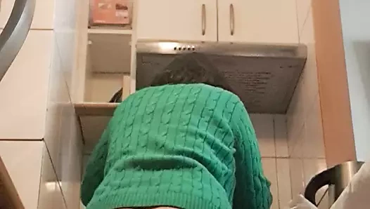 Anne mutfakta külotsuz baştan çıkarıyor