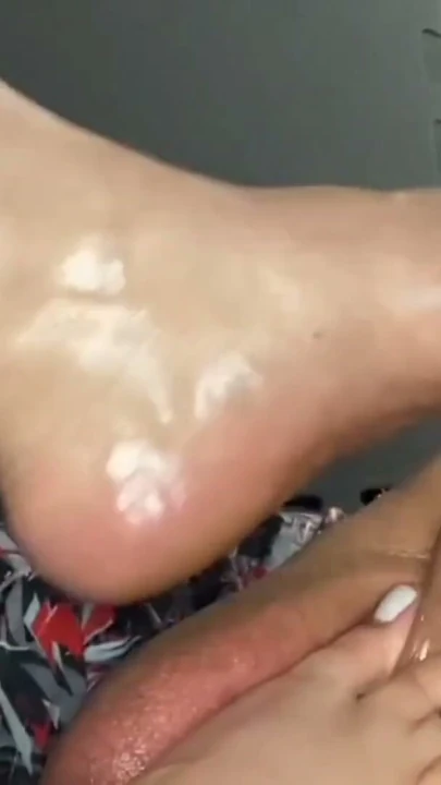 yağlanmış ayakla mastürbasyon yapıp ayaklarıma boşalana kadar | Bölüm 1