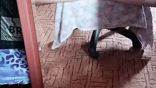Evde aynanın önünde yalnız, dildoyla bakış açısı mastürbasyonu
