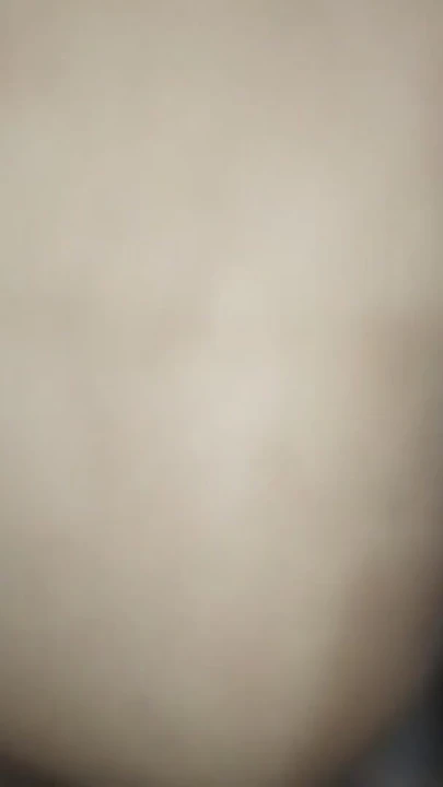 Azgın karı, kocası çalışırken kayınbiraderinin büyük siki tarafından sikiliyor. Ev yapımı. | Clip 1