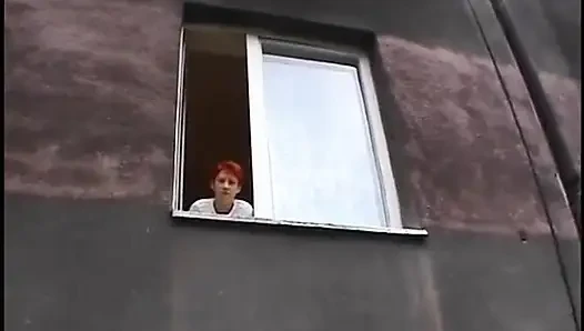Harika görünümlü kızıl saçlı amcığını parmaklarla sikiyor