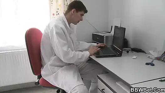 Ateşli sarışın dolgun kadın doktorlar tarafından iyileniyor büyük et