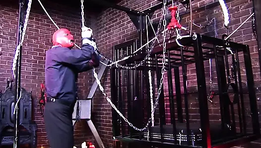 Sapık yaramaz hemşireler Jamie Brooks ve Denise K BDSM zindanında sikişiyor