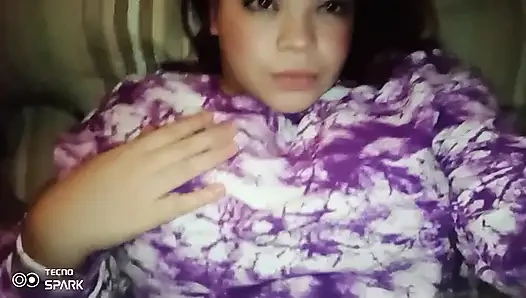 Fluffyhoney senin için tek başına tadını çıkarıyor