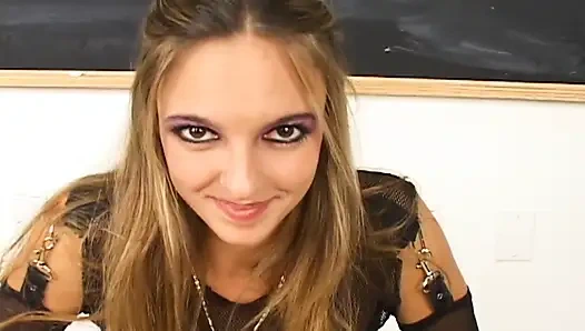 Azgın üniversiteli kız açgözlüce iki öğretmenin yarağını emiyor