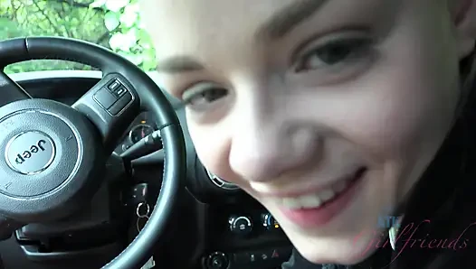 Bakış açısı elsa jean arabada sakso ve elle muamele! Sarışın emiyor, sert biniyor ve sonra büyük boşalma