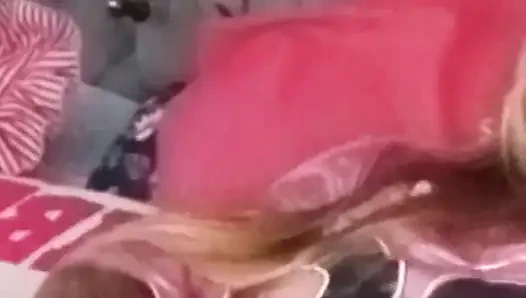 Yumruk sokma oyuncağı ile pembe ıslak görünüm