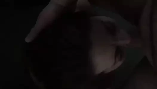 İtaatkar kız emiyor