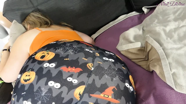 Моя сводная сестра хочет больше конфет и большой хуй в день Хэллоуина!