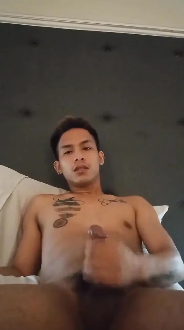 Seksi Asyalı adam otelde mastürbasyon yapıyor