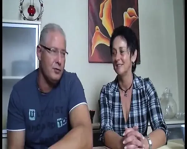 Azgın ev kadınları ateşli olgun seks yapıyor ve ağzına boşalıyor