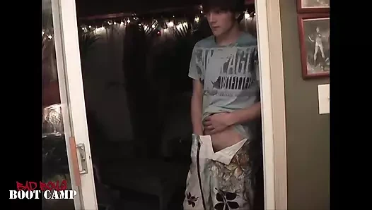 Arkadaşlar Axel Johnson ve Kameron Scott mastürbasyon yapıyor ve yarak emiyor