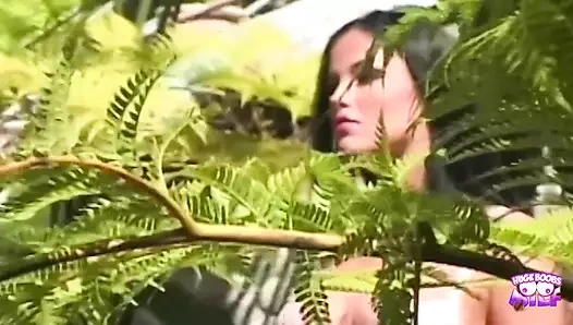 Çoraplı ve iç çamaşırlı cennet gibi güzellik partneriyle açık havada harika seks yapıyor