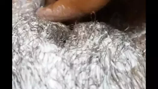 Karısının saçını çıkarmak. kocası tarafından kedi tüylerinin alınması. seksi eş