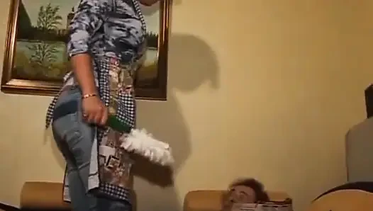 Seksi ve becerikli Alman kız yatak odasında uzun bir penisle sikişiyor