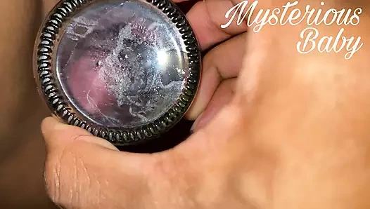 Tombul kız mastürbasyon yapıyor, kedisine bir şişe koyuyorlar ve o zevkten hoşlanıyor