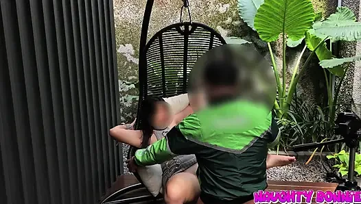 Bonnie dildo eğlencesi sonrası teslimatçı adamın içine boşalmasına izin veriyor