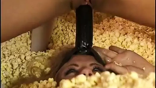 Bu sarışın kolejli kızların feminen bir seks festivaline sahip olmalarını izleyin