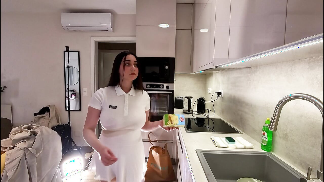 Büyük memeli büyük götlü tamamen doğal güzel üniversiteli kız transparan beyaz elbiseli uzun bacaklarını ve külotunu gösteriyor