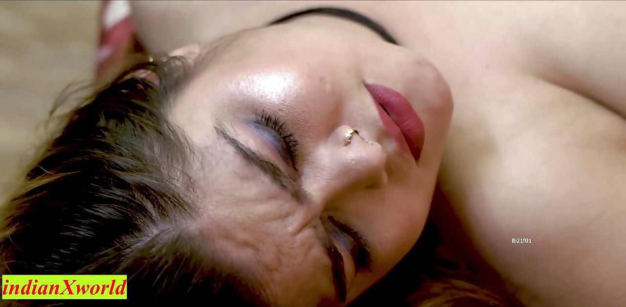 Hintli üvey baba üvey oğlu karısıyla inanılmaz ateşli seks! Taboo Sex