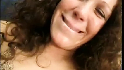 Sevimli esmer emme üzerinde büyük sert kutup