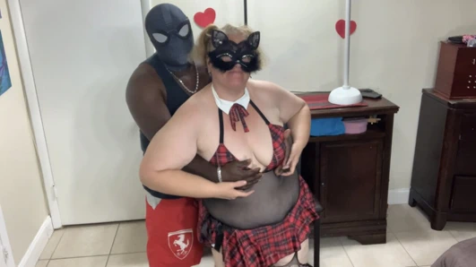 Siyah adam becerdin büyük göt azgın seksi sıcak sarışın ssbbw milf anne doggystyle külotlu çorap ve okul üniforması (creampie kedi)