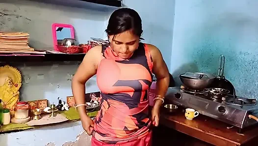 Üvey baba Hintli üvey kızıyla odada sert seks yapıyor (Mohini)